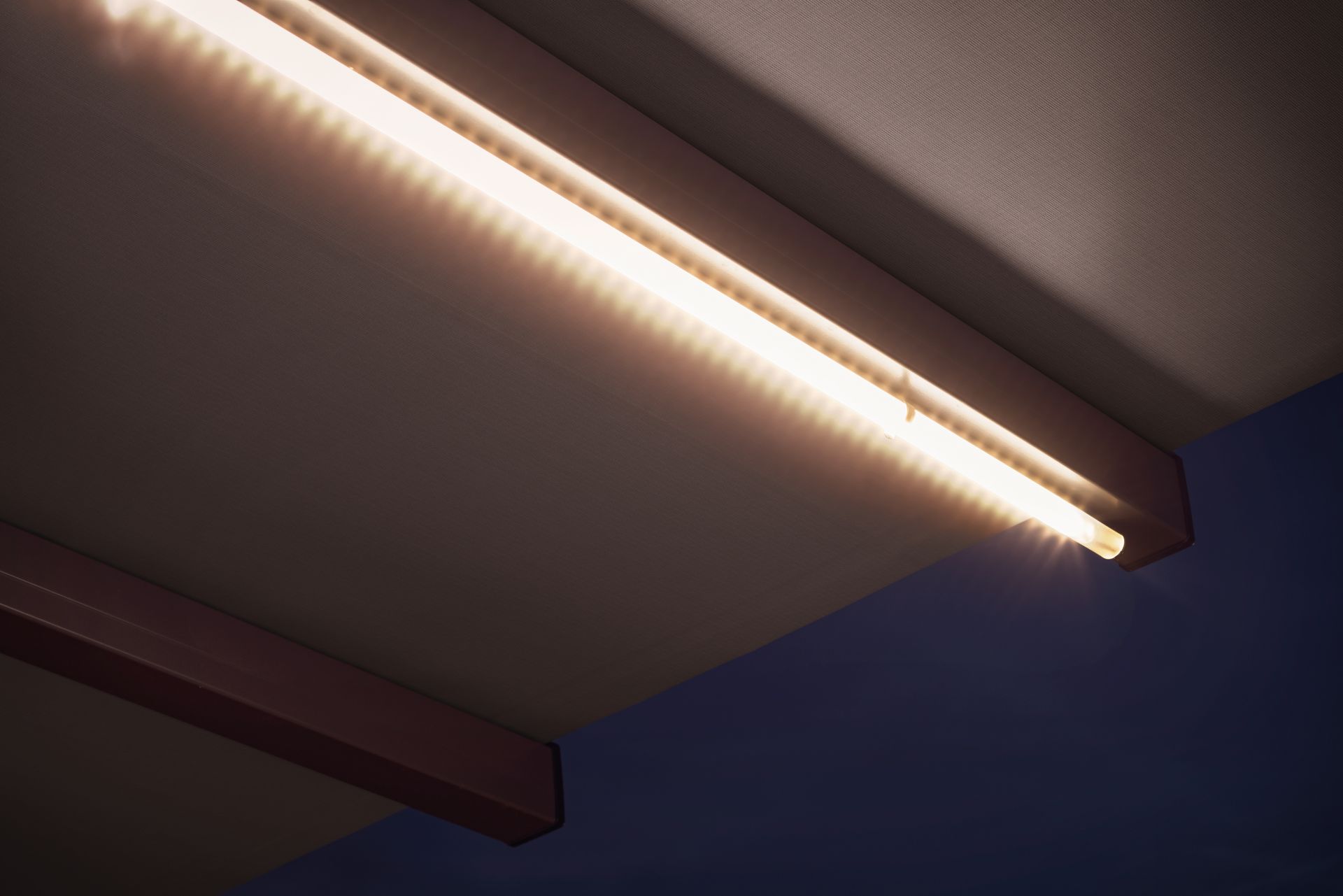 Nachts scheint ein Licht an die Decke eines Zimmers.