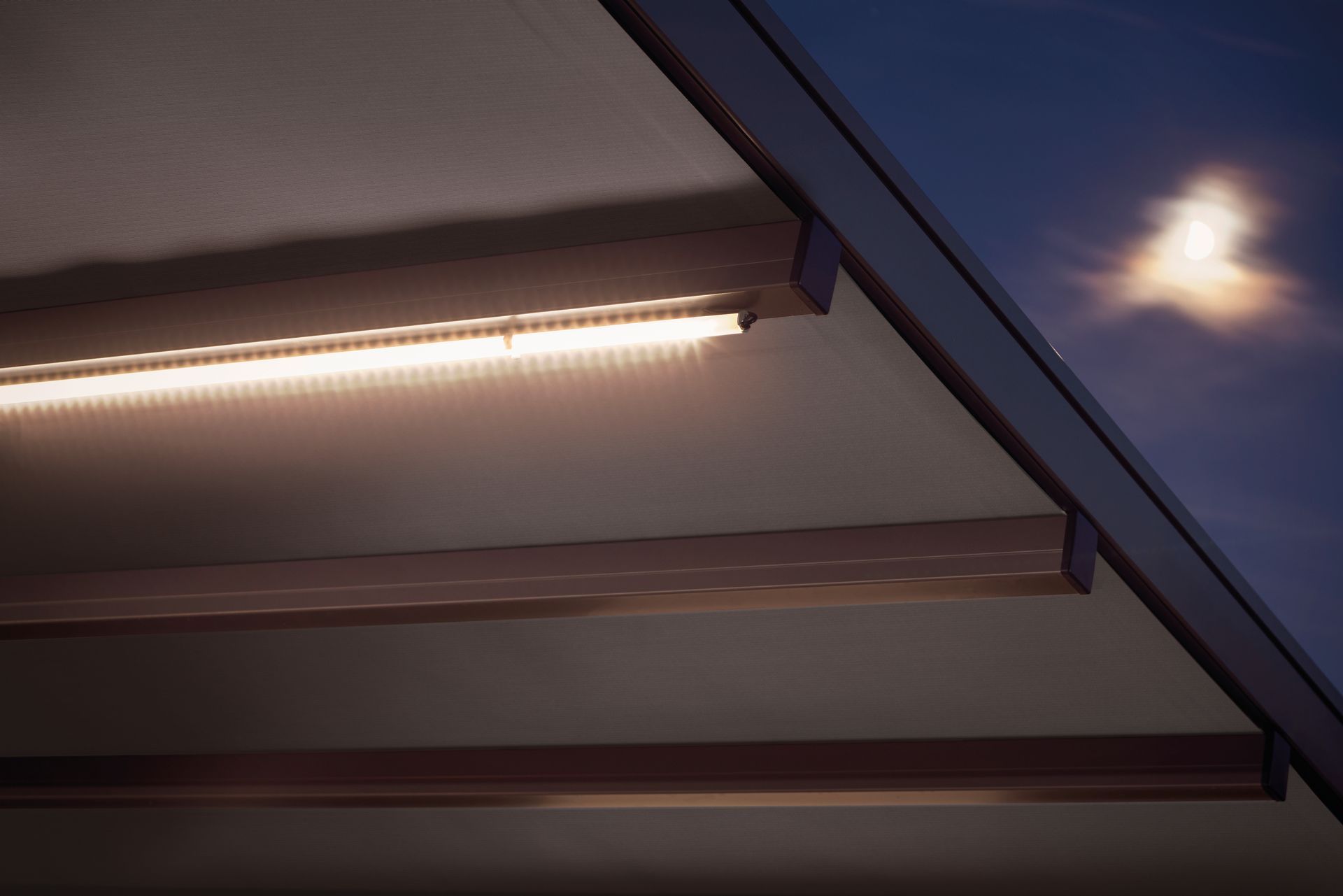 Eine Decke mit einem Licht darauf und einem Fenster im Hintergrund