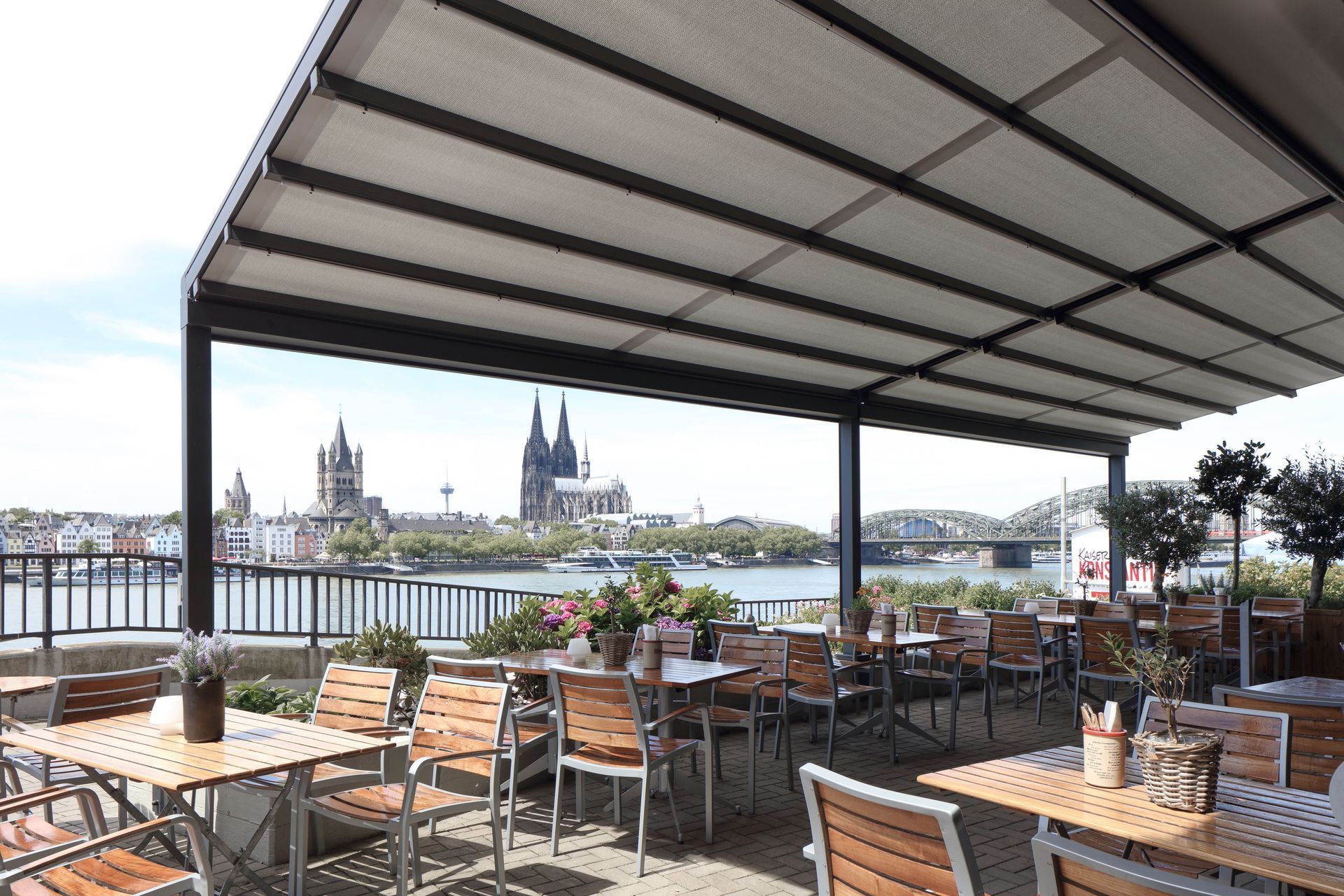 Ein Restaurant mit Tischen und Stühlen mit Blick auf einen Fluss
