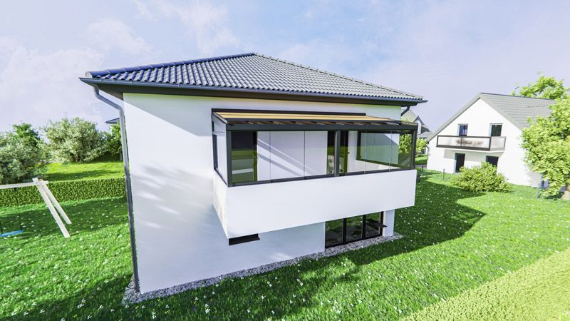 Auf einem üppig grünen Hügel steht ein weißes Haus mit Balkon.