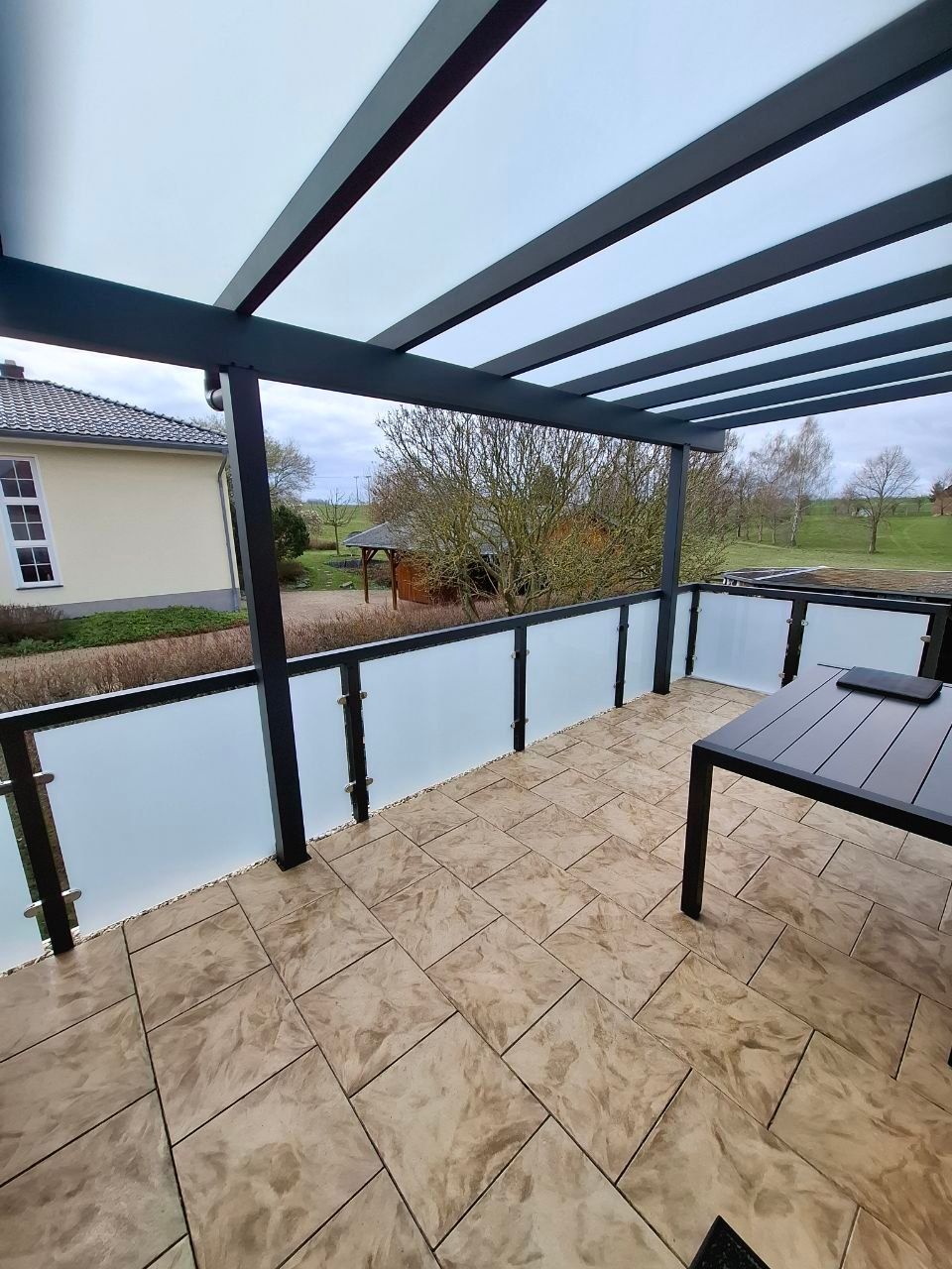 dsh-alu-ueberdachungen-großweitzschen-terrassenueberdachung-carports-markisen-beschattung-wintergarten-referenz-balkonbau-balkonüberdachung-alu-sonderform-garten-und-landchaftsbau-wegebau-pflastern-zaun-und-torbau-dresden-leipzig-chemnitz-in der nähe