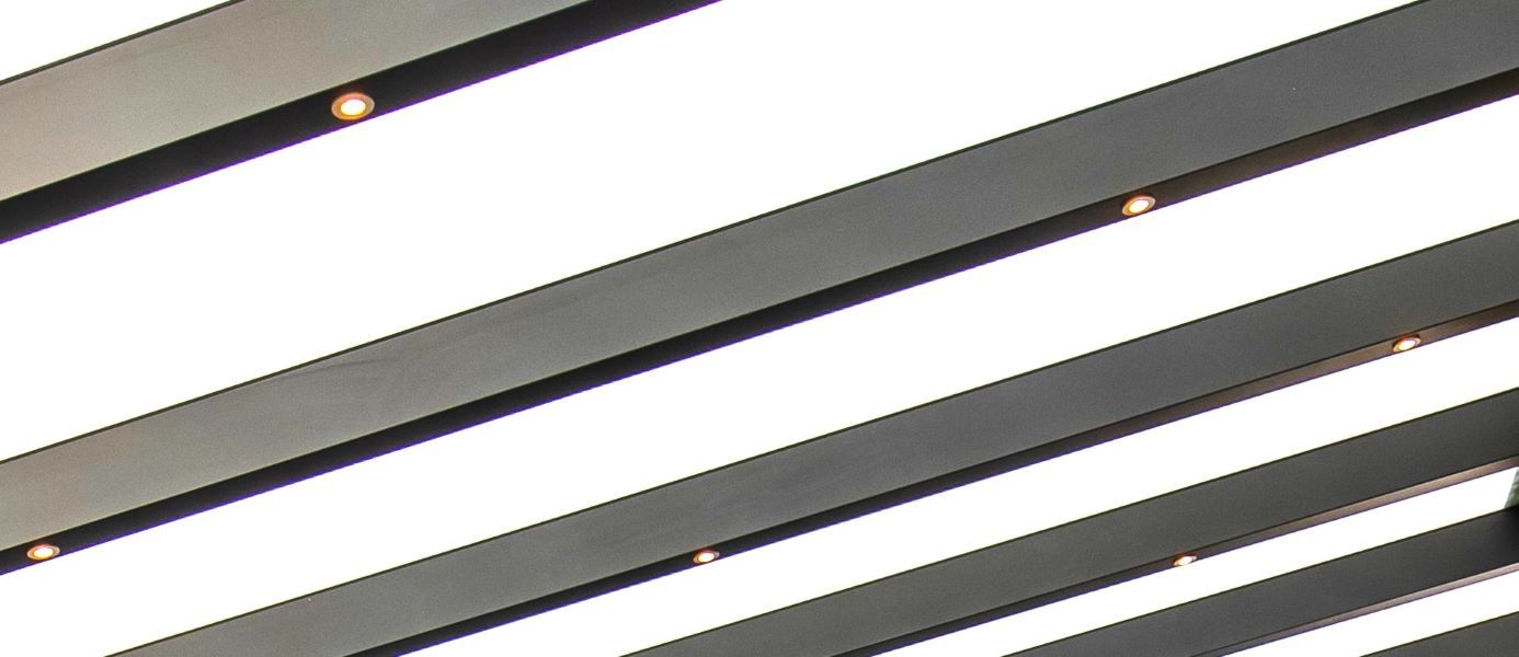 Eine Nahaufnahme einer Metallstruktur vor weißem Hintergrund.
