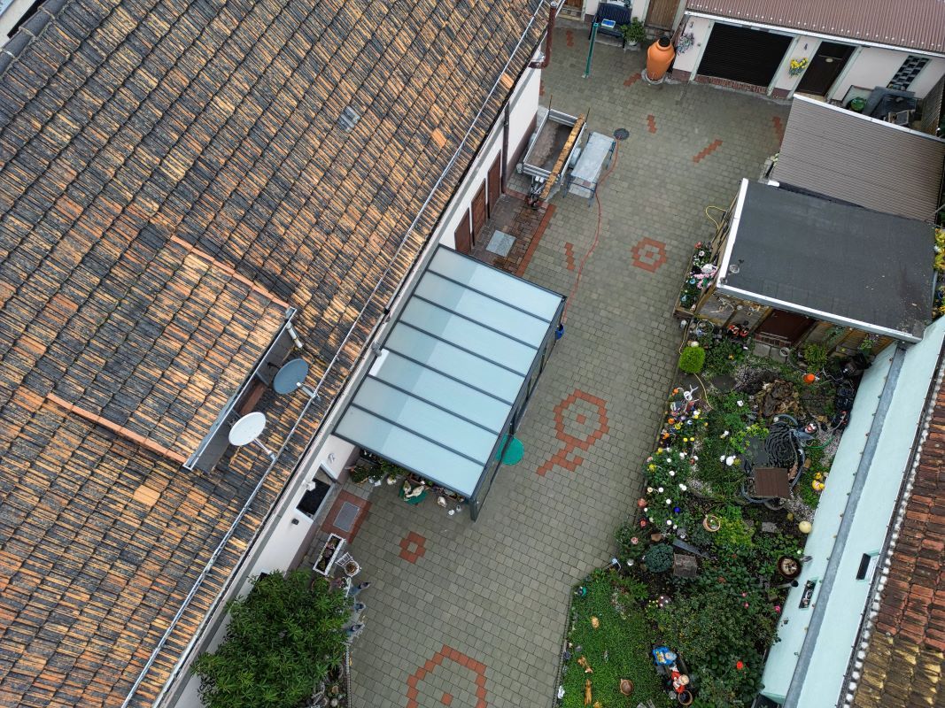 Eine Luftaufnahme eines Hofes zwischen zwei Gebäuden.