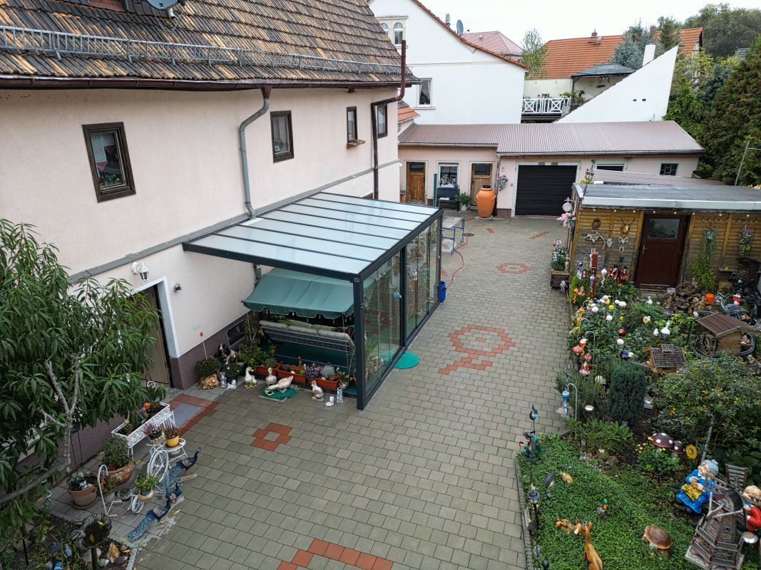 Eine Luftaufnahme eines Hinterhofs mit einem Glasdach