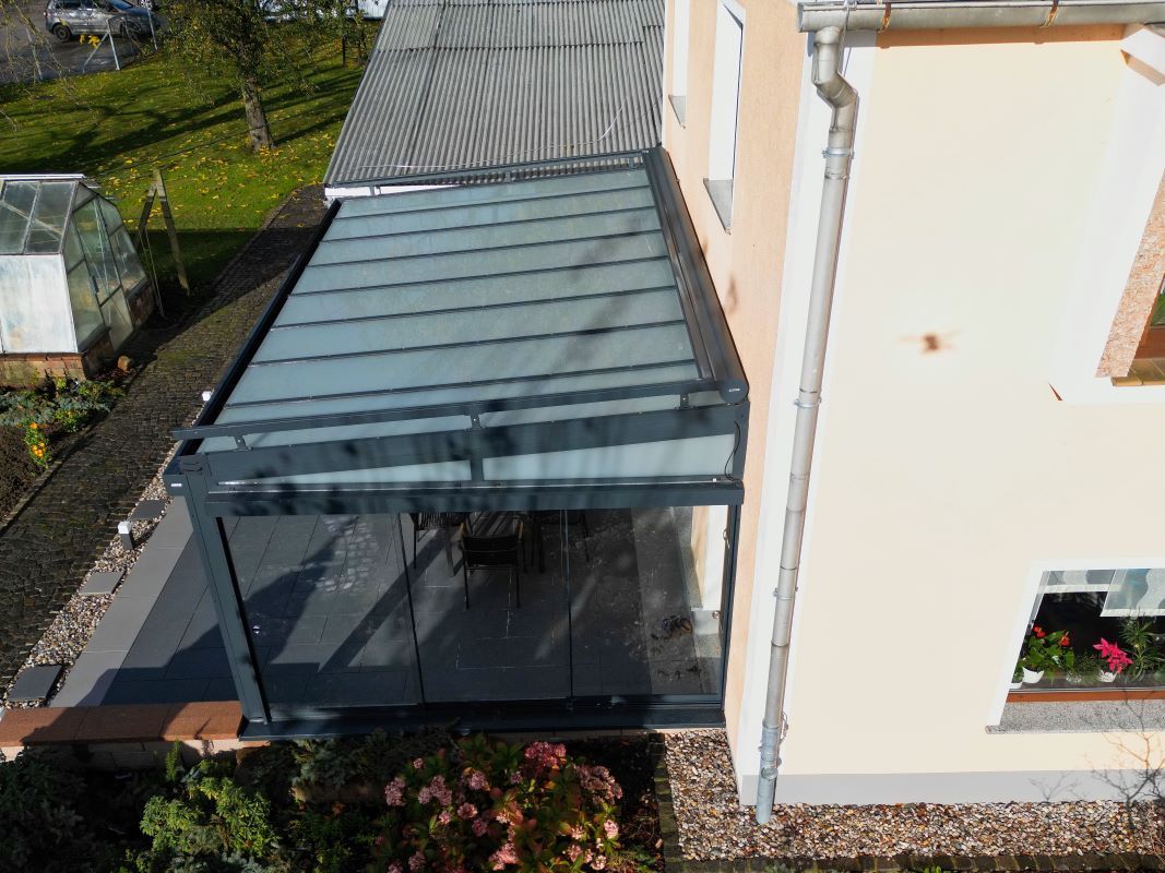 Eine Luftaufnahme eines Hauses mit Glasdach.