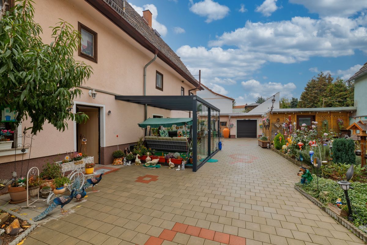 Ein großes Haus mit einer großen Auffahrt davor.