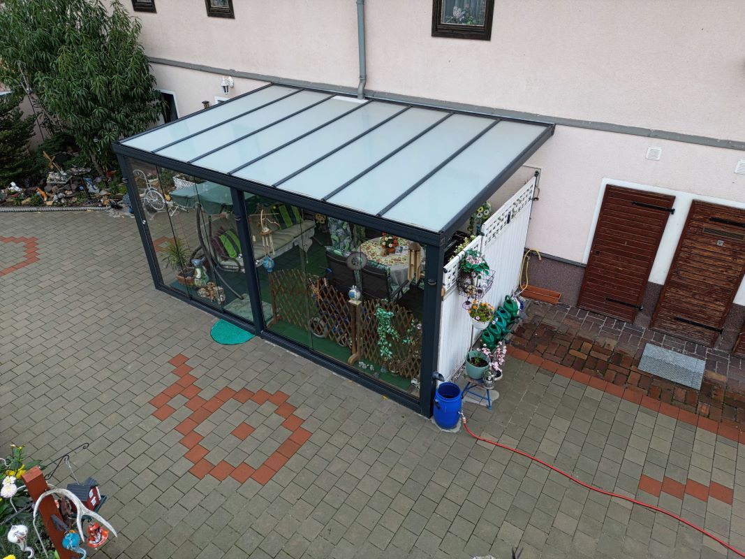 Eine Luftaufnahme einer Terrasse mit einem Baldachin und einem Tisch und Stühlen.