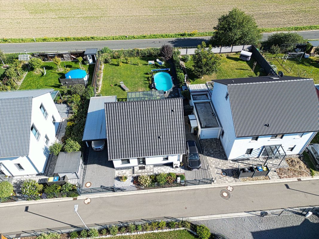 Eine Luftaufnahme eines Wohngebiets mit Häusern und einem Pool.