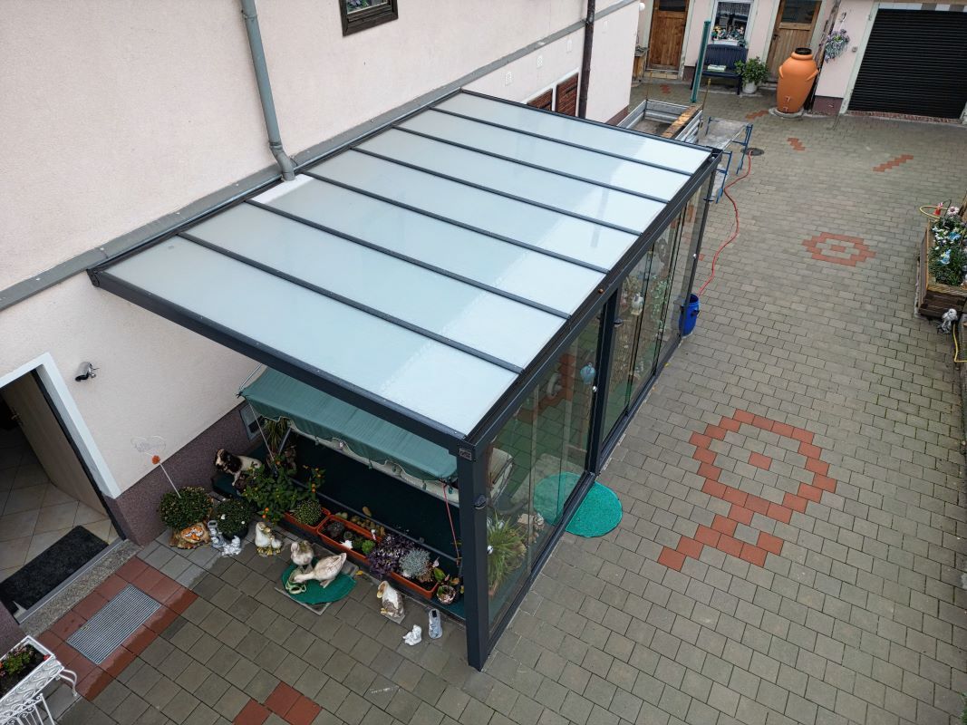 Eine Luftaufnahme einer Terrasse mit einem Baldachin darüber.