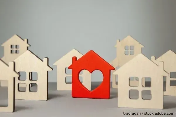 Kleine Modellhausfassaden mit Fenstern und Herz