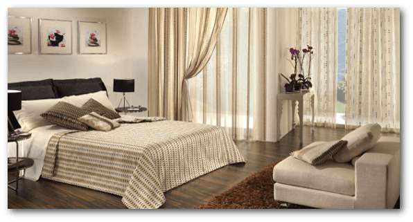 Chambre avec lit double et fauteuil en tissu