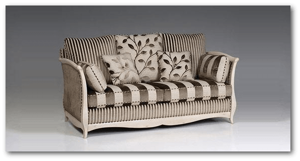 Canapé au style classique et tapisserie rayée de beige et de noir