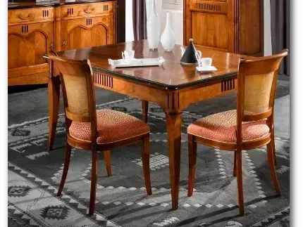 Table de salle à manger et ses chaises en bois