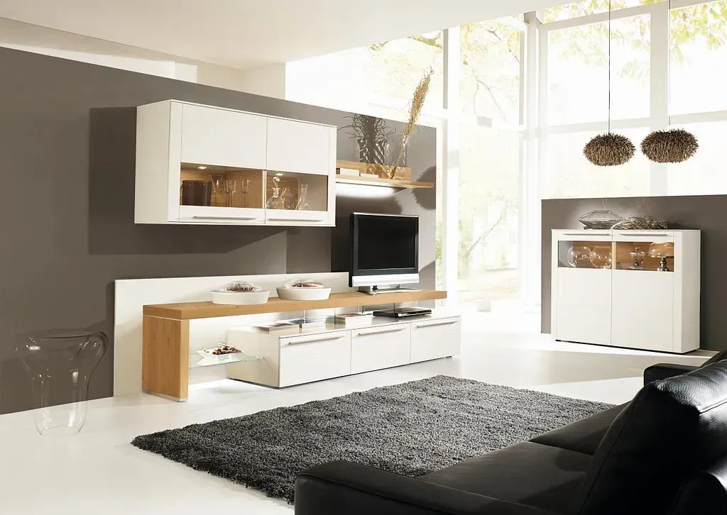 Différents composants de meubles de salon agencé de sorte à créer un salon unique au coloris principal blanc