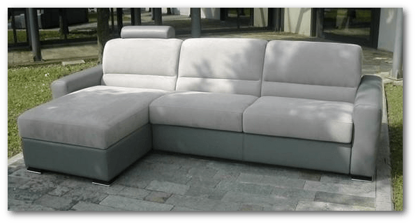 Canapé d'angle blanc exposé en extérieur