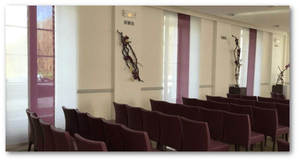 Store bicolore installé dans une salle de séminaire
