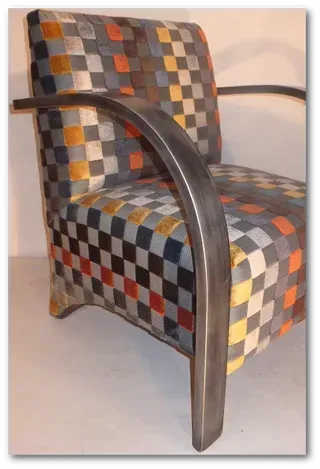 Fauteuil contemporain avec assise à carreaux multicolore