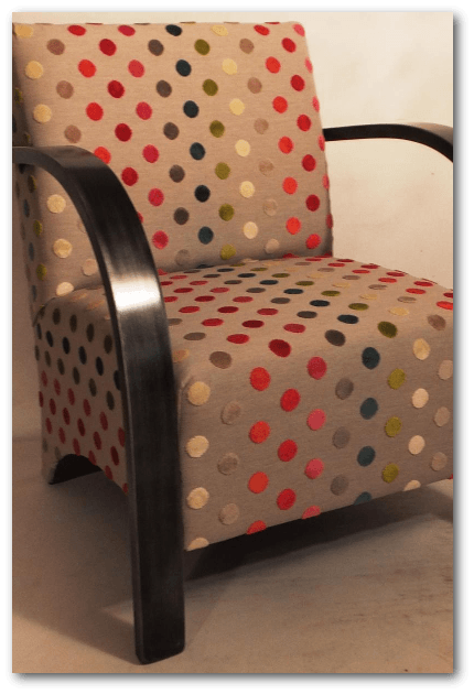 Fauteuil gris clair à pois multicolores