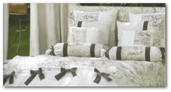 Parure de lit blanche et grise avec rubans