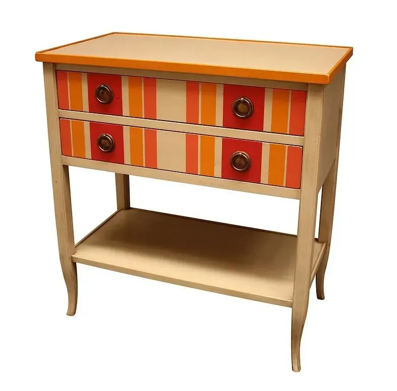 Commode en bois restaurée avec peinture à rayure