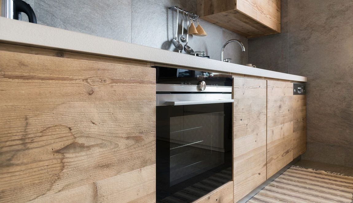 Aménagement de cuisine comportant du mobilier en bois