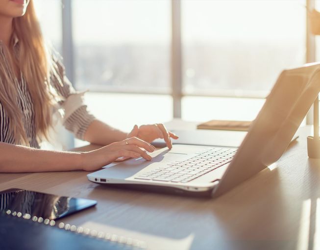 Mains sur les touches du clavier d'un ordinateur