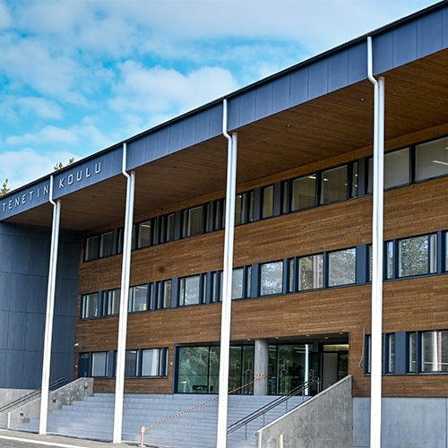 Tenetin koulun julkisivu