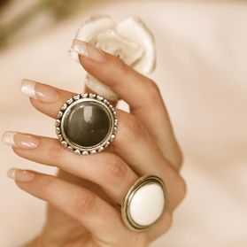 Hände mit Ringen