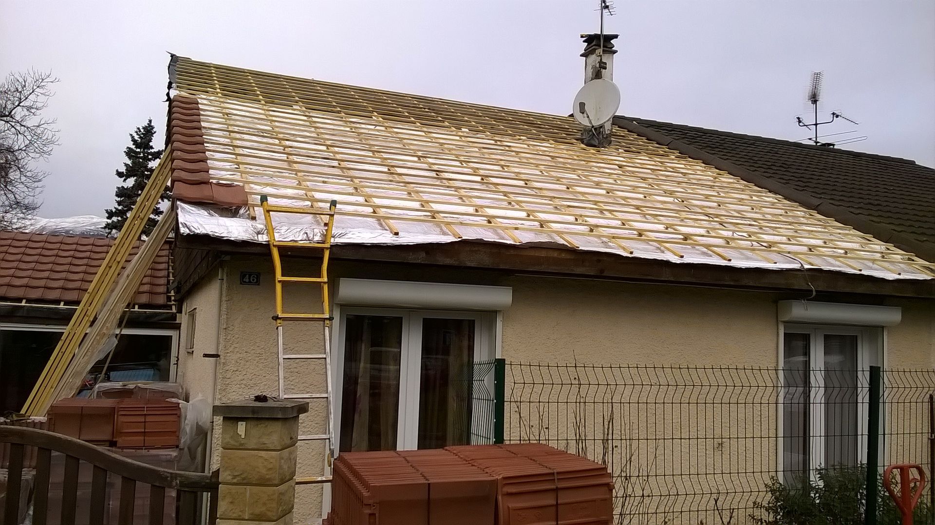 Pose d'isolant de toiture