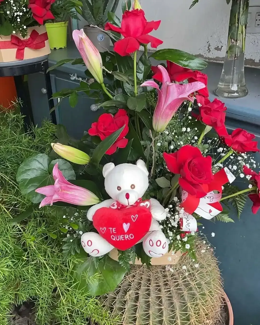 Un osito de peluche blanco que sostiene un corazón rojo con el texto