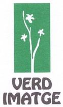 Un logotipo rectangular verde muestra un dibujo lineal blanco de una planta con tres flores, encima del texto