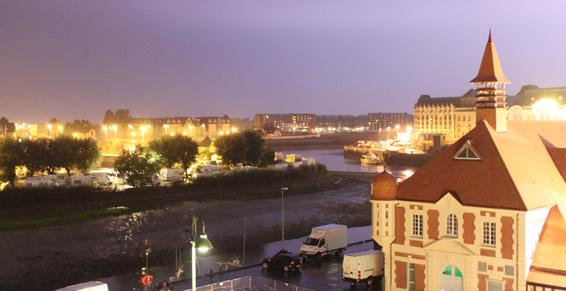 Vue sur le quai et les bateaux