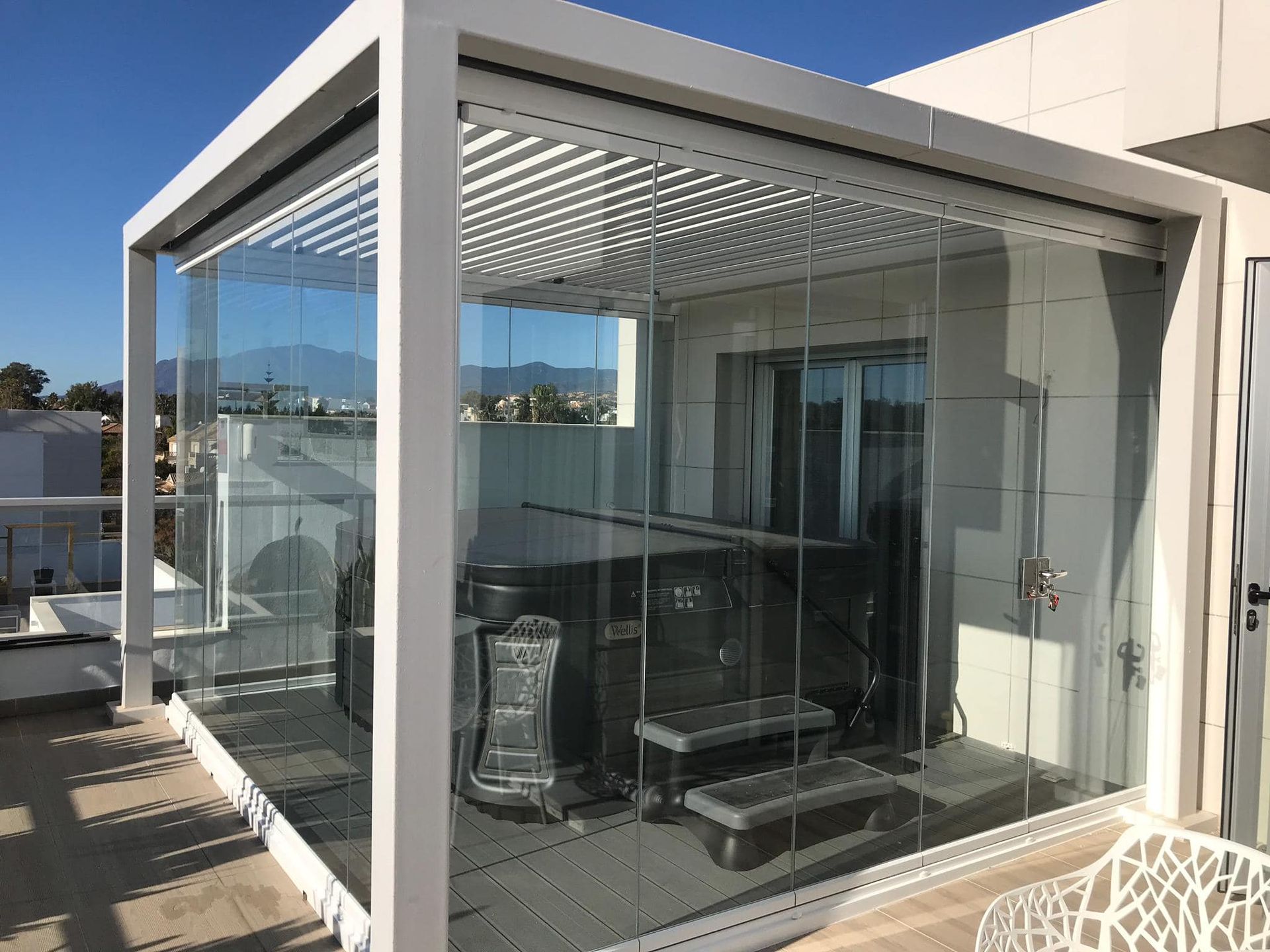 Un patio con pérgola y puertas corredizas de vidrio.