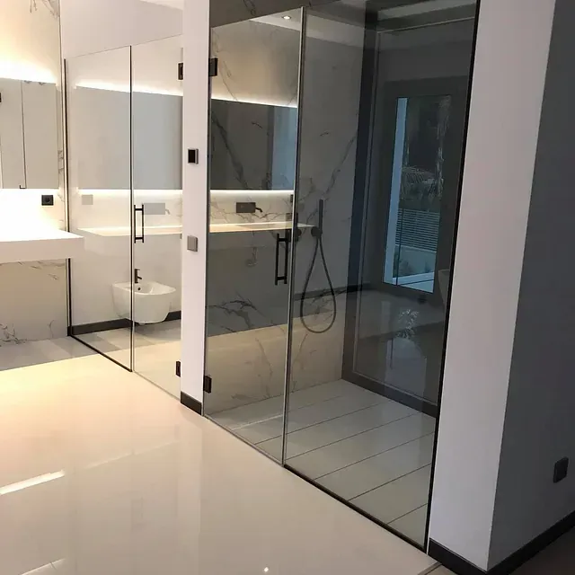 Un baño con ducha a ras de suelo y lavabo.