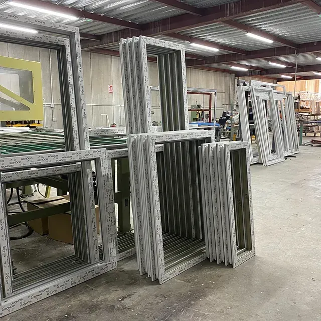 Un almacén lleno de pilas de ventanas de plástico