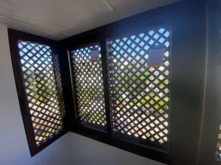 Una ventana con un diseño enrejado.
