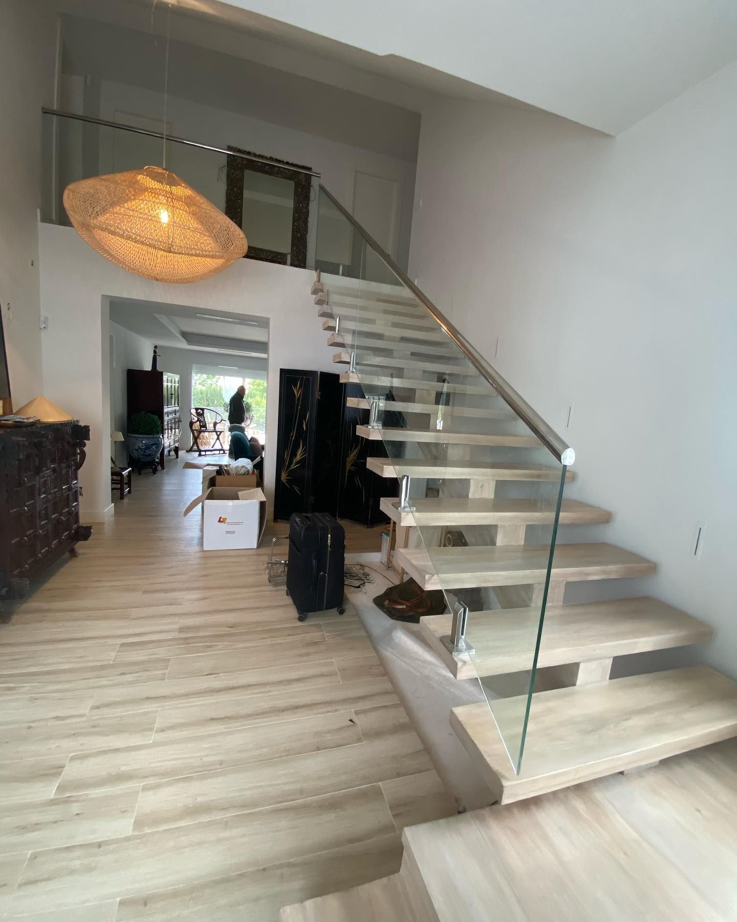 Una escalera con barandilla de cristal en una casa
