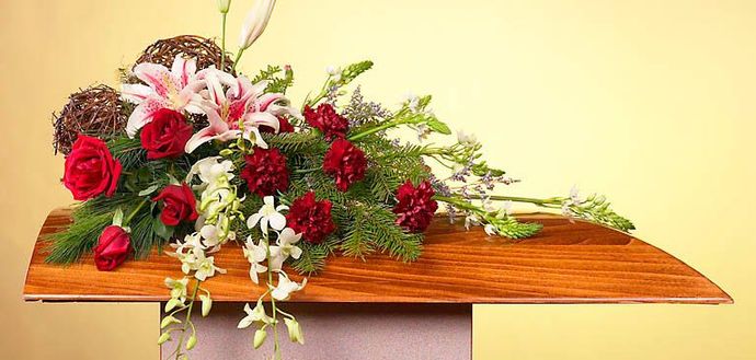Un podio de madera con un ramo de flores encima.