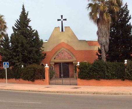 Una iglesia con una cruz en la cima