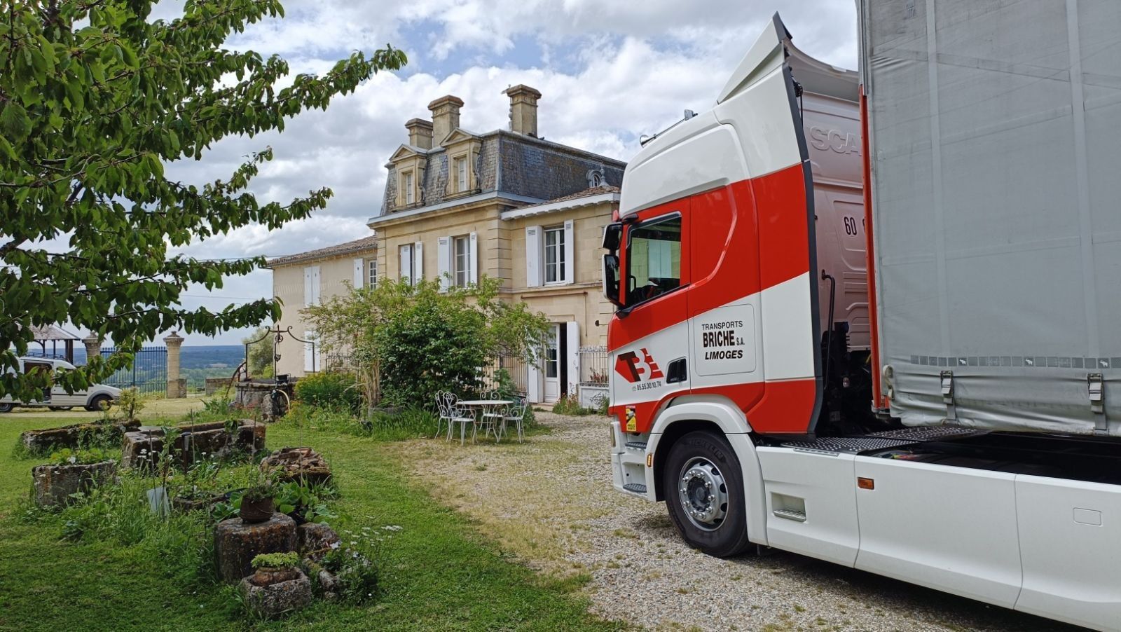 Camion devant maison bourgeoise