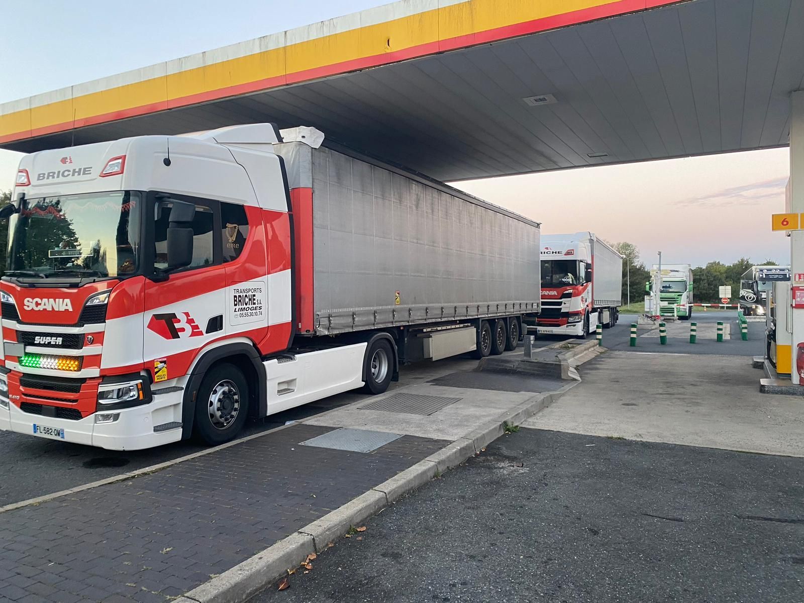 Camion et station-service