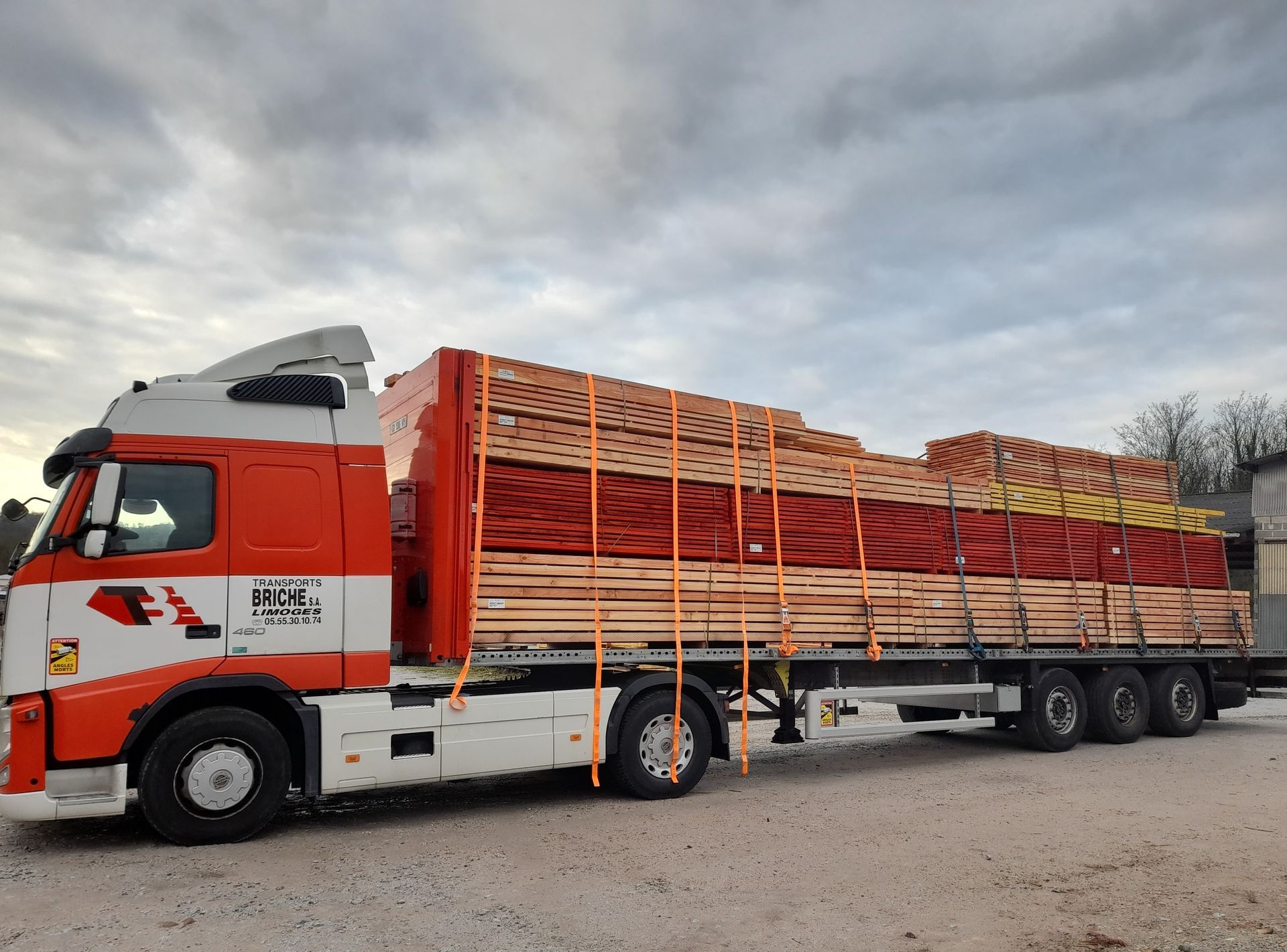 Camion avec plateau transport bois