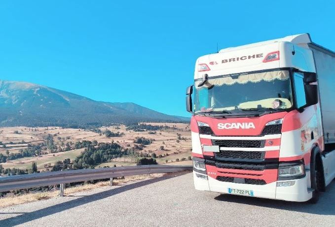 Camion devant terre aride