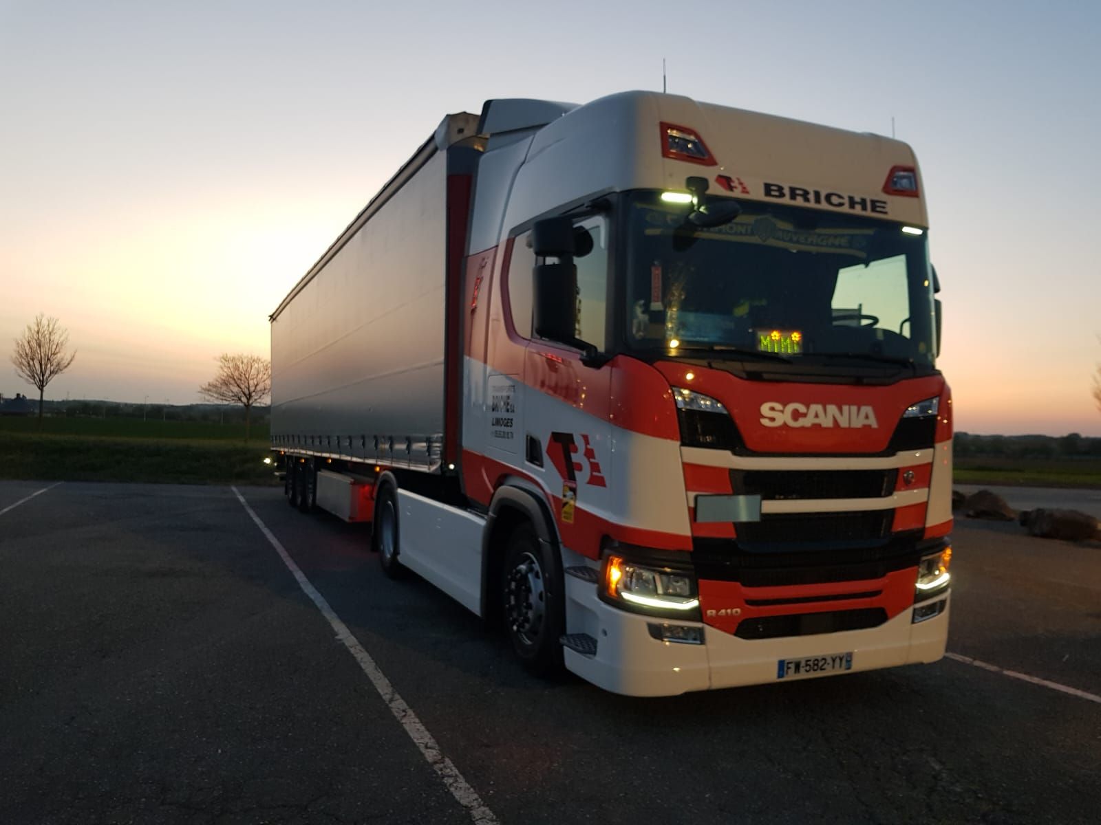 Camion et coucher de soleil
