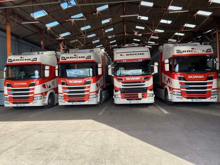 Camions alignés dans l'entrepôt