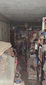 Photo floue d'un garage avec tas de déchets