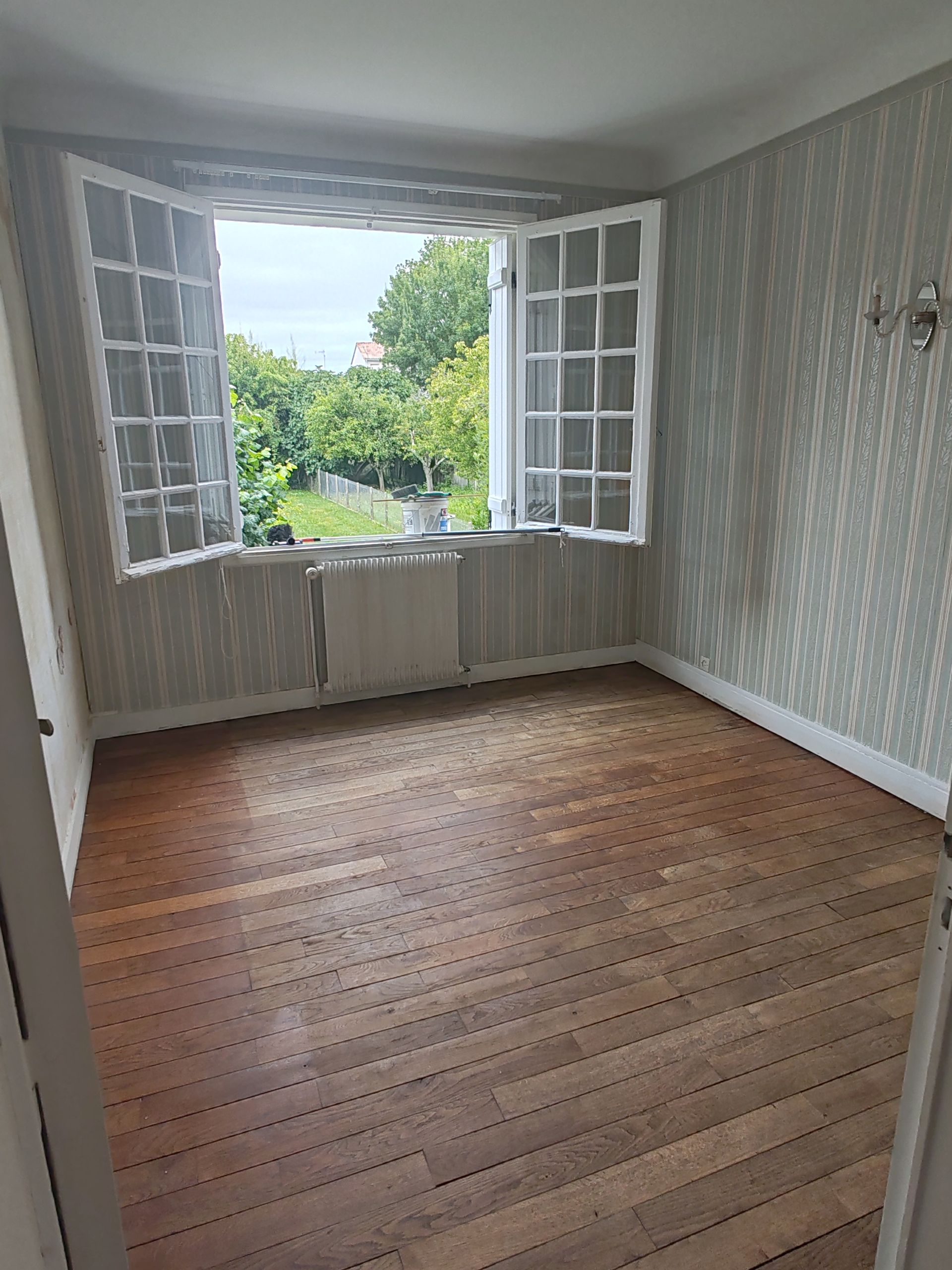 Photo d'une étagère en fer vide dans garage