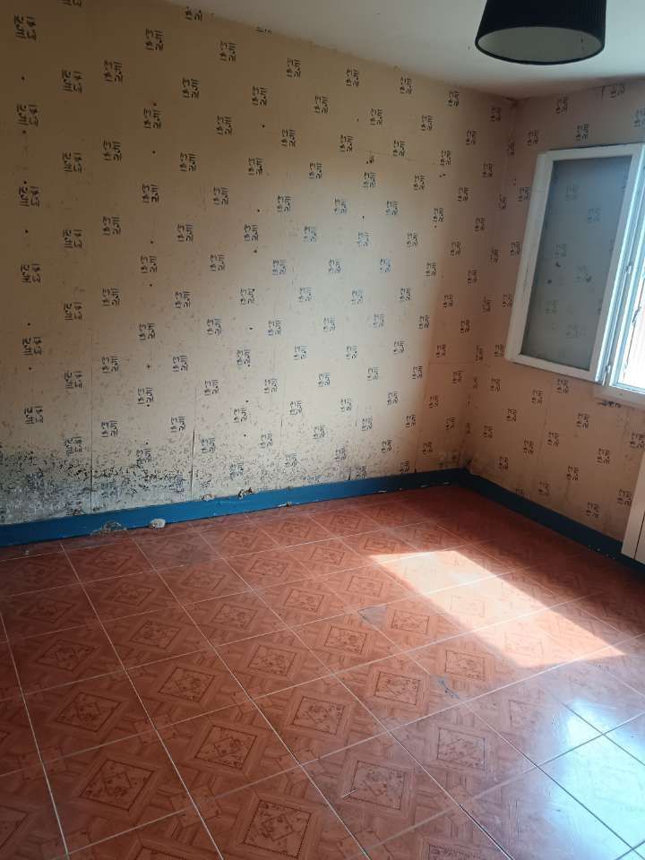Photo d'une étagère en fer vide dans garage