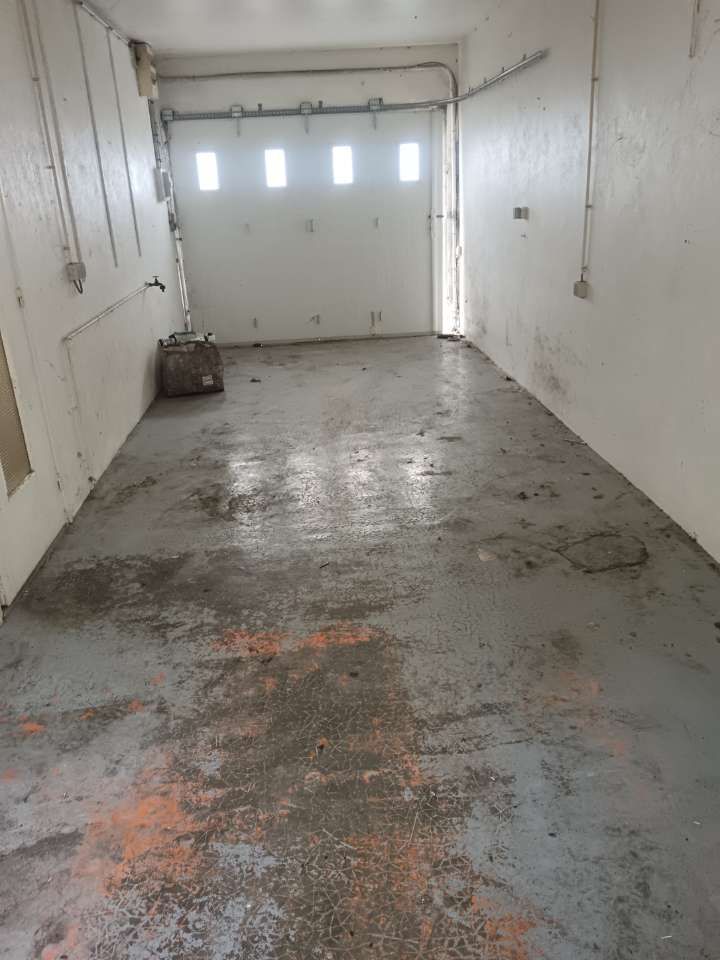 Photo d'une étagère en fer vide dans garage