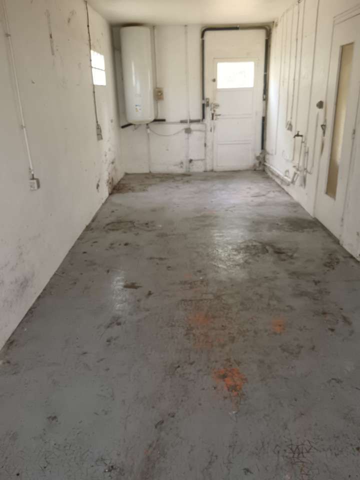 Photo d'une étagère en fer vide dans garage